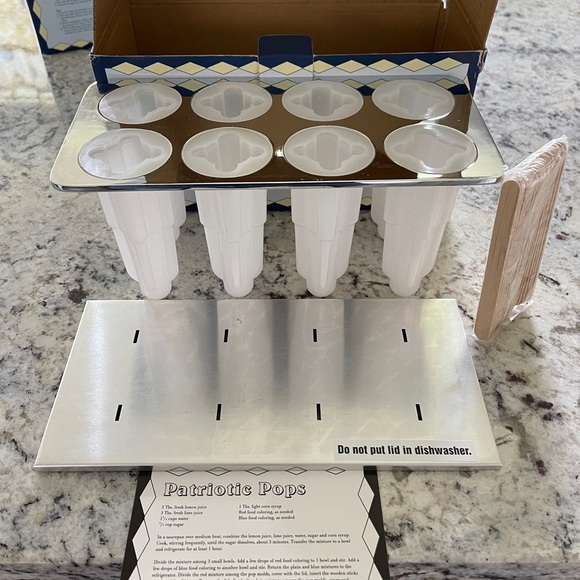 Williams Sonoma Space Pop Molds. I am the original owner. New in original box - Picture 2 of 7